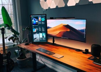 Setup workstation multiple monitors pc desks setups small stewart schreibtisch altschuler workspace computers bedroom realsimple stations rooms